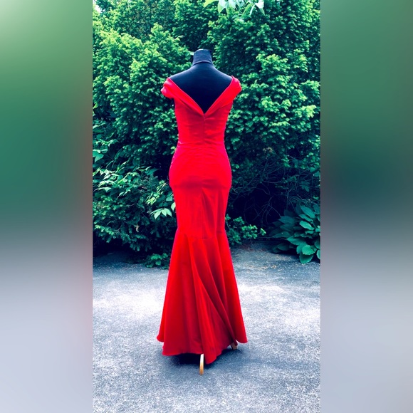 Red sweetheart off/on the shoulder mermaid dress - Picture 4 of 13
